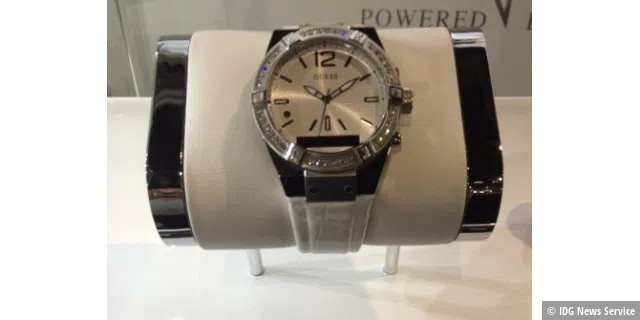 Die Guess Smartwatch sieht aus wie eine normale Uhr.