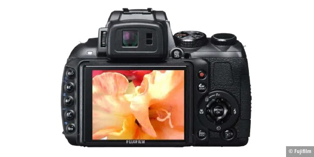 Bridge-Kameras wie die Fujifilm HS30EXR erinnern optisch an eine DSLR . Ihre Schwäche ist allerdings der deutlich kleinere Bildsensor.