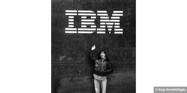 Steve Jobs im Jahre 1983 vor dem IBM-Hauptquartier. Die Beziehung des jungen Unternehmens zum Traditionsbetrieb war nicht die beste. Das sollte sich aber noch mehrmals ändern
