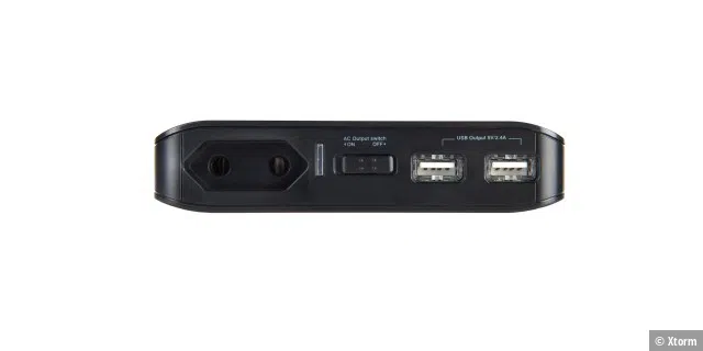 Neben einem Euro-Stromstecker mit 110 Volt Ausgangsspannung bietet der Akku Xtorm AL390 Laptop Power Bank 18000 zwei USB-Anschlüsse zum laden von Geräten