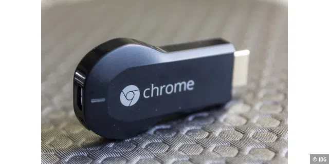 Der Chromecast bietet einen HDMI-Stecker und auf seiner Rückseite einen USB-Anschluss für die Stromversorgung. Hält man mehrere Sekunden den einzig vorhandenen Schalter gedrückt, setzt man den Adapter zurück.