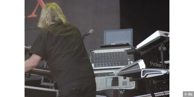 Asia Keyboarder Geoff Downes - 2013 mit Macbook Pro auf der Bühne vom Swedenrock-Festival