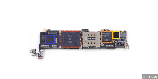 Die Hauptplatine zeigt unter anderem den neuen A7-Prozessor und den Funkchip des iPhone 5S.