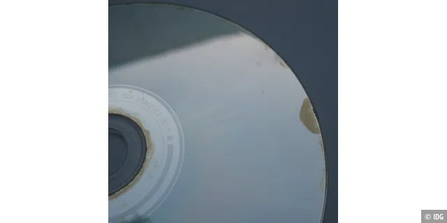 Innere: Diese CD ist älteren Datums - die Schäden an der Reflexionsschicht lassen sich nicht beheben.