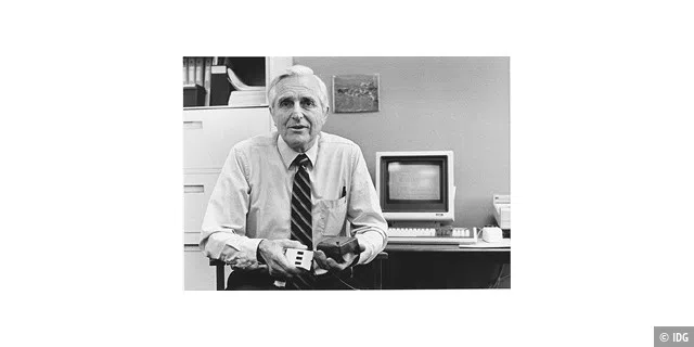 Douglas Engelbart mit dem ersten Prototypen (rechts) und einem Nachfolger davon (Bilder: Stanford)