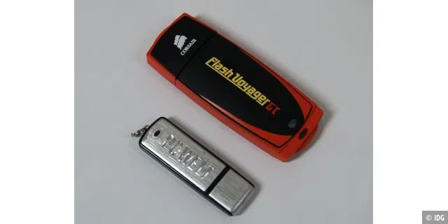 Corsair Flash Voyager GT mit 128 GB im Vergleich zu einem typischen USB-Stick