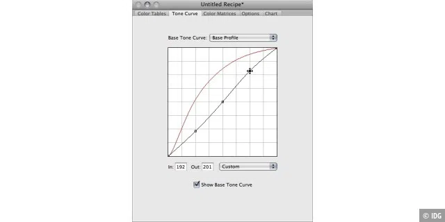 Der Gradationskurvendialog des DNG Profile Editors erlaubt die Feinanpassung der grundsätzlichen Helligkeitsverteilung. Hier ist der Eingangskontrast durch eine S-förmige Kurvengestaltung leicht verstärkt. Rot eingeblendet die Basiskurve, deren Grundlage editiert wird.