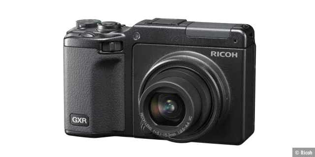 Die Ricoh GXR mit angeschlossenem 24-72mm-Zoomobjektivmodul, das auch einen 1/1,7-Zoll-CCD-Sensor beinhaltet.
