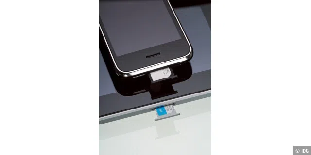 Die Micro-SIM-Karte ist etwas kleiner als konventionelle SIM-Karten wie hier im iPhone 3GS. Mit passend gedruckter Schablone, Klebeband, Schere und Nagelfeile ist der Zuschnitt allerdings schnell gemacht.