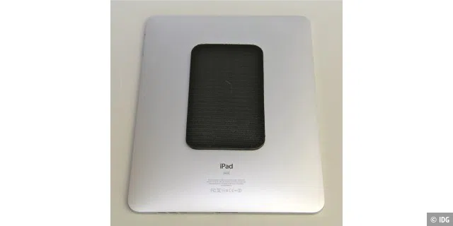 Dieses Gummistück haftet am iPad und bildet das Gegenstück zum Klettband.