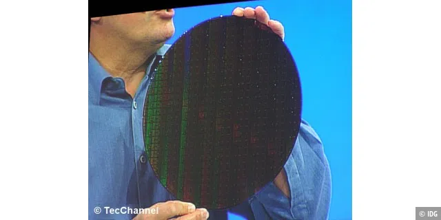 32-nm-Wafern in Händen: Intel-Chef Paul Otellini zeigt einen ersten 300-mm-Wafer, gefertigt im 32-nm-Verfahren, auf dem Intel Developer Forum.