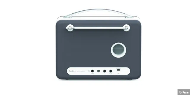 Der Pure Evoke D4 Mio bietet auf seiner Rückseite eine Bassrerflex-Öffnung und Anschlüsse für Kopfhörer, AUX und USB. Außerdem kann man ihn per Bluetooth mit einem iPhone, iPad oder Mac verbinden