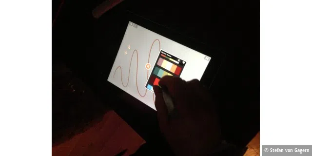 Auf dem Tablet lassen sich auch Funktionen aus Creative Cloud, wie Farbthemen aus Kuler aufrufen, die beim Zeichnen mit den richtigen Farben helfen.