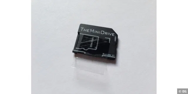 Das alternative Mini Drive wird in einem schnöden Briefkuvert versendet, tut aber was es soll – den Speicher schnell und einfach erweitern. Die Lasche dient dem sicheren Entfernen aus dem SD-Kartenleser.