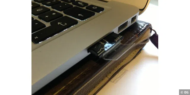 Hat man das Mini Drive mit einer MicroSD-Karte versehen, braucht man es nur noch in den SD-Kartenleser eines Macs – hier ein Macbook Air – stecken. Im wahrsten Sinne des Wortes 