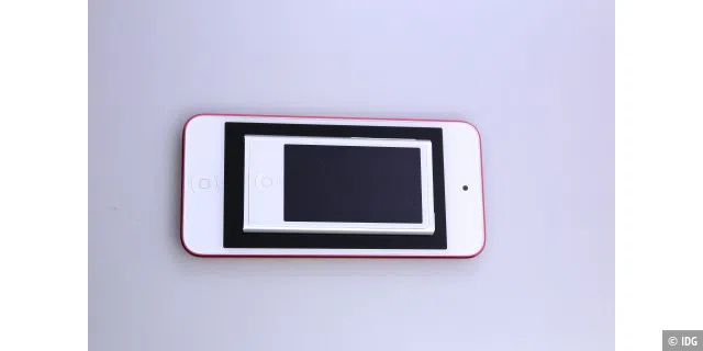 Der iPod Nano im Größenvergleich mit dem iPod Touch 5G. Trotz seiner geringen Größe lässt sich der iPod Nano gut bedienen.
