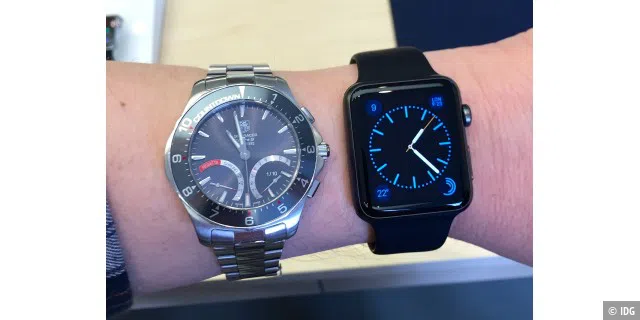 Größenvergleich: Apple Watch (42mm) gegenüber einer relativ durchschnittlichen Herrenuhr - die Apple Watch ist zierlicher als sie auf Fotos wirkt.