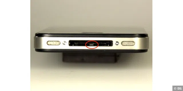 Der weiße Punkt im Dock-Connector ist ein Feuchtigkeitssensor. Weiß-silberhe Farbe bedeutet kein Wasser-Kontakt. Ist der Punkt rot, war das iPhone schon mal baden gegangen.