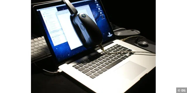Das Macbook Pro mit Retina Display in der Monitormesskammer des Macwelt-Testcenters