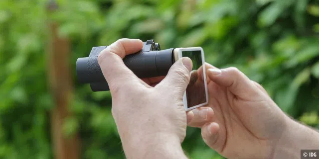 Sollten Sie mit Fernglas unterwegs sein, verwenden Sie es doch als Teleobjektiv für Ihr iPhone.