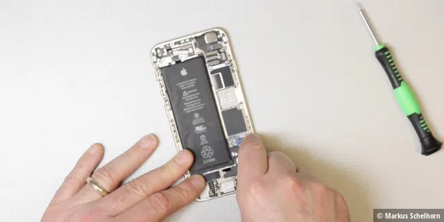 Ein Flachbandkabel verbindet den Akku mit dem iPhone 6. Der Akku ist verklebt.