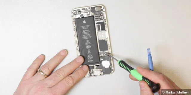 Nach dem Akku-Tausch verbindet man den Akku mit dem Flachband-Kabel wieder mit dem iPhone.