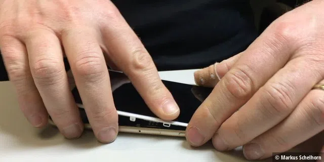 Fast fertig: Verbinden Sie die fünf Flachbandkabel des Displays mit dem iPhone 6. Schalten Sie das iPhone ein um die Funktion zu testen. Ist alles OK, können Sie das iPhone endgültig zusammen bauen.