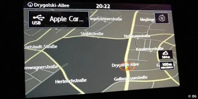 Das ist nicht die Karten-App, sondern das Navi des T6: Die Standard-Navigation des Discover Media lässt sich ebenfalls jederzeit parallel zu Carplay nutzen. Im kleinen Zusatzfenster links sieht man, dass im Hintergrund Carplay läuft.