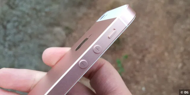 Das iPhone SE ist fast baugleich zum iPhone 5S. Selbst die Tasten sind an der identischen Stelle verbaut.