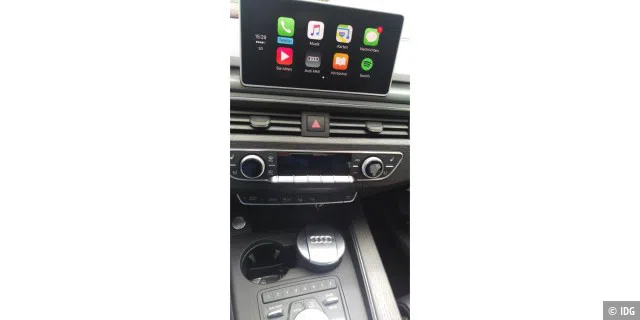 Carplay auf dem 8,3 Zoll großen Bildschirm im Audi A4. Am unteren Bildschirmrand der Controller mit dem Touchpad.