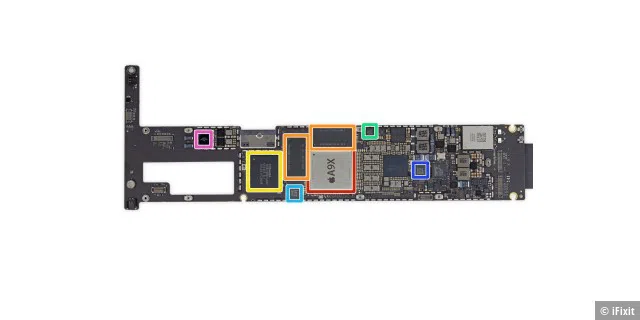 Der NAND-Speicher eines iPad Pro befindet sich auf dem Mainboard, das Modul ist gelb markiert.