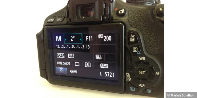 So könnte eine Einstellung für das fotografieren eines Feuerwerks aussehen: Programmwahl auf Manuell (M), Belichtung 2 Sekunden, Blende 11 und ISO 200.