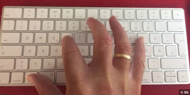 Die rechte Hand schafft das alleine, dann kann die linke den Rechner einschalten.