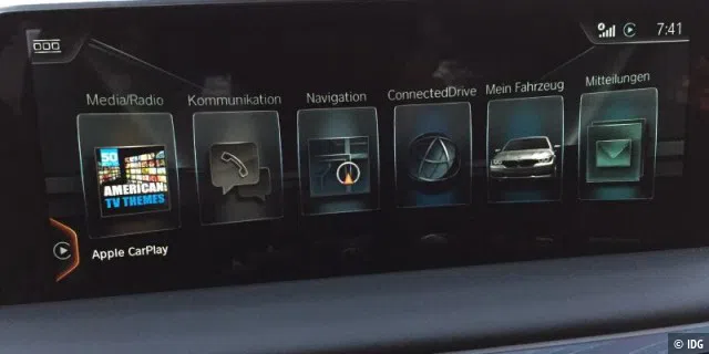 Startbildschirm von BMW ConnectedDrive im 7er. Ganz links der Menü-Punkt Carplay. Jetzt aber spielt Apple Music ein Lied und deshalb zeigt Media/Radio nun ein peppiges Cover.