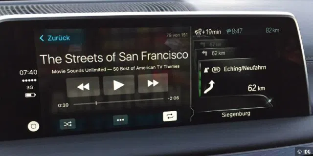 Links im Splittscreen ein Lied, das Apple Music gerade von unserem iPhone abspielt. Rechts im Splittscreen die Abbiegehinweise der parallel laufenden BMW-Navigation.
