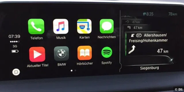 Splitscreen: LInks der Home Screen von Carplay, rechts die Abbiege-Hinweise der im Hintergrund laufenden Navigation des BMW.