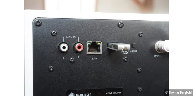Auf der Rückseite des Master-Cubes ist neben einem Netzwerkanschluß auch ein USB-Port für einen USB-Stick mit Musikdateien und ein Line-In.