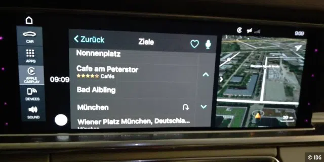 Carplay im Porsche Panamera 4: Links die Suche in der Karten-App, rechts die parallel laufende Navigation.