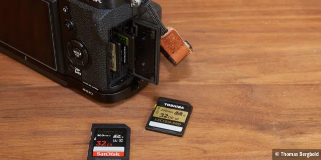 Professionelle Digitalkameras wie die Canon EOS 7D II und Fujifilm X-T2 haben in der Regel zwei Kartenslots. Im Fall der Fujifilm sind es zwei für den schnellen UHS-II Standard.