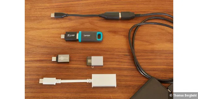 Die passenden Adapter um einen USB Type-A an den neuen USB-C zu adaptieren sind vielfältig. An Bauart und Farbe findet jeder nach seinem Geschmack den passenden Adapter zu Preisen um 10,- Euro.