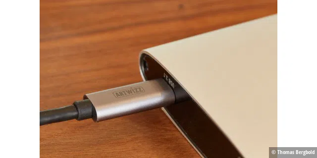 High-Speed Kabel für die volle USB-3.1-Geschwindigkeit von /s sind etwas teurer als Ladekabel. Da darf, wie im Falle des Artwizz, auch das hochwertige Aluminiumgehäuse das zeigen. Wenn wie in diesem Falle auch noch die Farbe passend zu Macbook ausgesucht werden kann, umso besser.