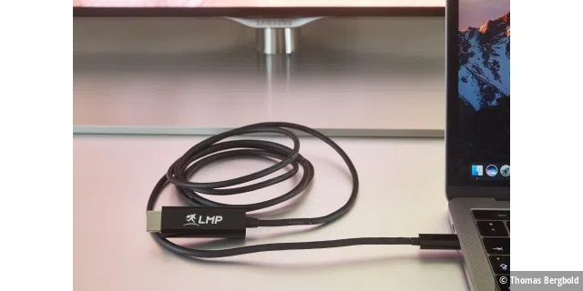 Möchte man einen Beamer oder Fernseher direkt anschließen, ist ein Kabel wie das LMP 16055 am besten geeignet. Mit 1,8 Meter könnte es nur für einen Beamer etwas kurz sein.