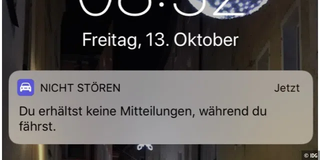 iOS 11 sorgt dafür, dass das angeschlossene iPhone während der Fahrt keine Nachrichten anzeigt.