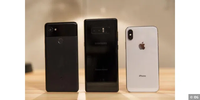 Das iPhone X und das Note 8 (Mitte) unterstützen beide kabelloses Laden, das Pixel 2 XL jedoch nicht.