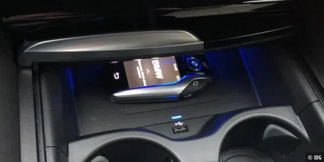 Auf unserem Foto sehen Sie den Display-Schlüssel von BMW in der Qi-Lademulde. Anstelle des Schlüssels können Sie auch ein Qi-kompatibles Smartphone aufladen, beispielsweise das iPhone 8.