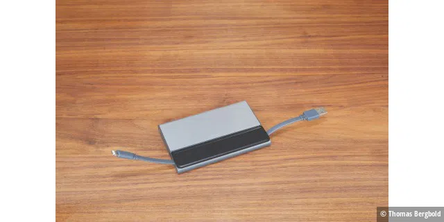 Unter einer Klappe aus Lederimitat stecken zwei Kabel, eines mit Lightning und das andere mit USB Typ-A Stecker. Eine tolle Lösung.
