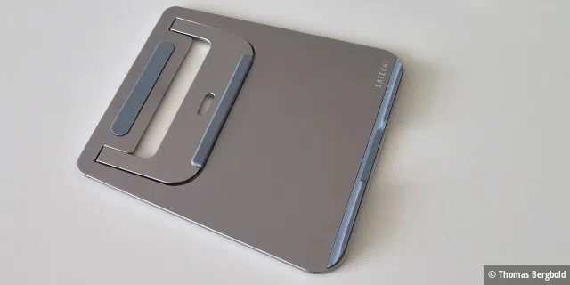 Zusammengeklappt ist der Aluminium Laptop Stand so dünn, das er bequem in eine Notebooktasche passt.