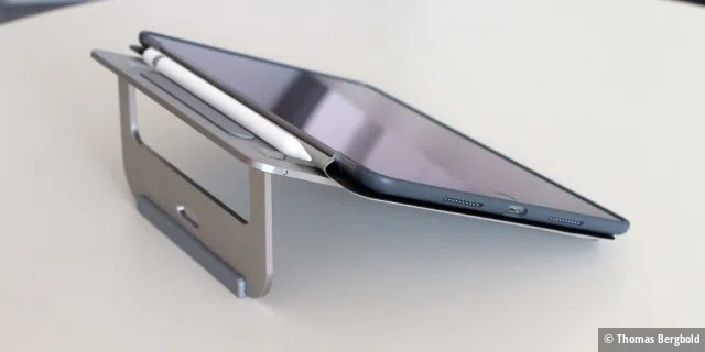 Eigentlich ist der Aluminium Laptop Stand – wie der Name schon sagt – für ein Notebook gedacht. Aber auch mit dem iPad Pro macht dieser Ständer eine gute Figur und ist sehr praktisch, wenn ein sicherer Stand gefragt ist.