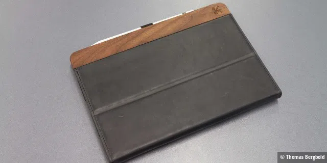 Das Eco Wallet ist ein typisches Business Case aus Leder. Der besondere Hingucker ist das eingearbeitete Holz.
