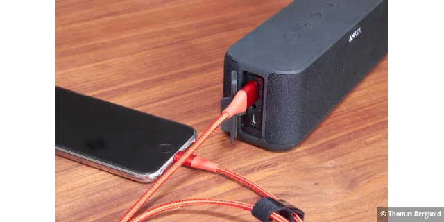 Ein kleines Kraftpaket ist der Soundcore Boost von Anker. Und zwar auf zwei Arten, durch den kraftvollen Sound und dem integrierten Akku für extra Power um ein iPhone zu laden.